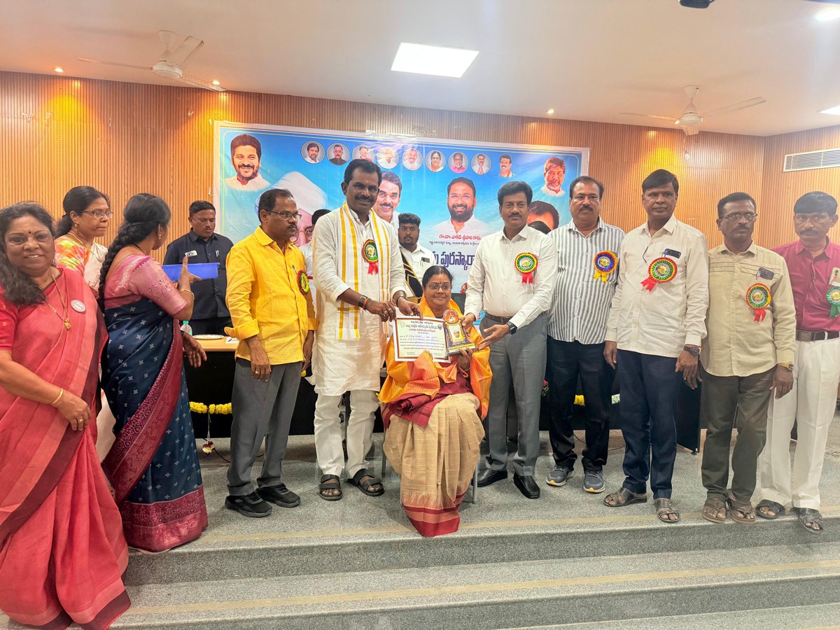 RDSWanaparthy's tweet photo. Honouring Our Teachers for Standing Against Child Marriage! ✊❤️

Together, let’s empower teachers to be champions of change and build a Child Marriage-Free India. 🌱

#ChildMarriageFreeIndia #ChildMarriageFreeWorld #EndChildMarriage #TeachersDay https://t.co/6ebU8YzCIu