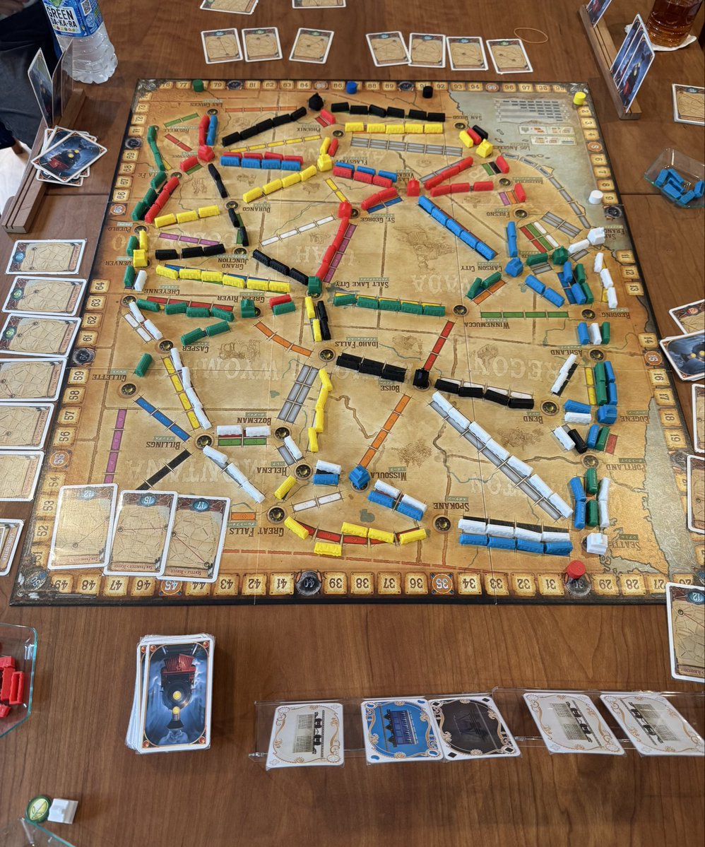 mugineko_do's tweet photo. クローズ会🎲

チケットトゥライド:オールドウエスト6人戦🚂

自身ネットワークからしか路線は伸ばせない・相手の都市コマがある都市へ接続した場合は路線を獲得した自分ではなく都市コマを持つ相手に路線得点が入る等の特別ルールが面白いですね6人戦が熱い🤩

#チケットトゥライドオールドウエスト https://t.co/IFxRC1MuBC