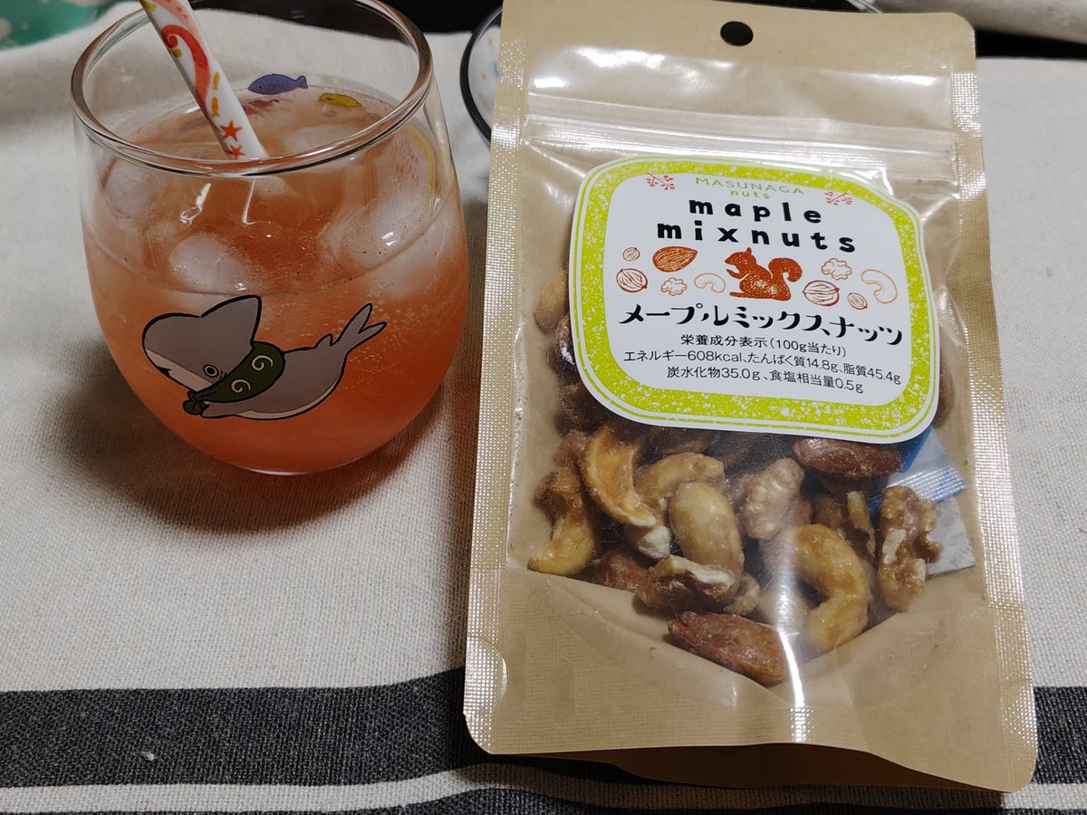 catbear0310's tweet photo. クランドさんから次なるお酒が届くので、冷蔵庫を空ける為に晩酌じゃー！！
クランドさんのおつまみシリーズ、メープルナッツを開封。
外側はしっかり甘いけど、ナッツの香ばしさが感じられて美味しい〜😋 https://t.co/sHwkqCRZbc