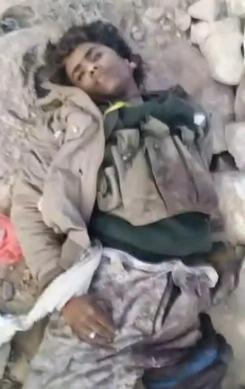 AlkamlMalk71095's tweet photo. حوثي قُتل في تعز وجواله يرن 💔

ما ذنب أمك التي ربتك وتعبت عليك أن تحترق بنيران الفراق وتعيش وجع الموت قهراً عليك ؟

أمن أجل عبملك البوتي؟
أمن أجل خرافة ما انزل الله بها من سلطان؟
أمن أجل أن يعيش أبناء قريتك ومجتمعك عبيدا؟

لا حول ولا قوة الا بالله 

#تعز
#مقبنه
#الكدحه
#حيس https://t.co/T4ow8Ghh6C