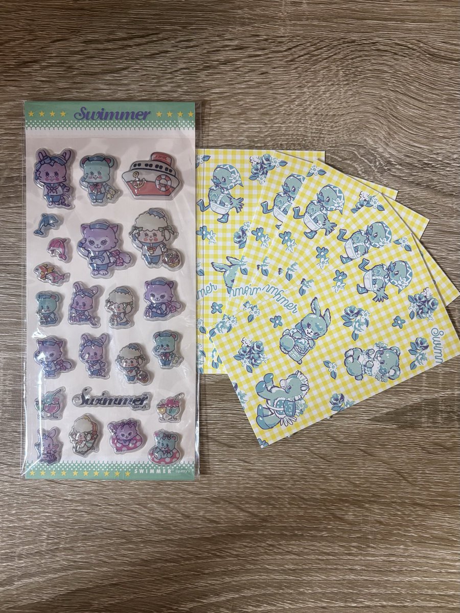 greennavy4's tweet photo. 有隣堂横浜ジョイナス店でのSWIMMERのポップアップに行ってきたよ。
各地でやってるポップアップのノベルティはどこも同じ柄のクリアファイルなのかな。
横浜ビブレの時にもらったクリアファイルあるし、とりあえず今日は立体シールとミニ封筒だけ買いました💕
#スイマー
#ポップアップ https://t.co/FohtJVVFgs