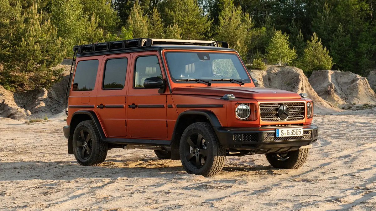 Kalasinga_'s tweet photo. The only car is comparable to the Ineos Grenadier is the G Wagon Professional. The Grenadier and the Professional are for the people who want uncompromised off road capability but still want some refinement, basic creature comforts and a car they can take out as is. https://t.co/uwjFkWI6SL