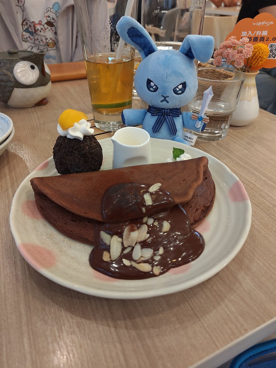 MyukaMyu's tweet photo. 吃鬆餅😋
兔兔騎士好適合和甜點拍照喔，不愧是蒙特的兔兔騎士
腦補蒙特休假出去吃甜點然後先拍甜點和兔兔騎士之後才開始開動的畫面，太可愛了☺️ https://t.co/DO90bIb3sw