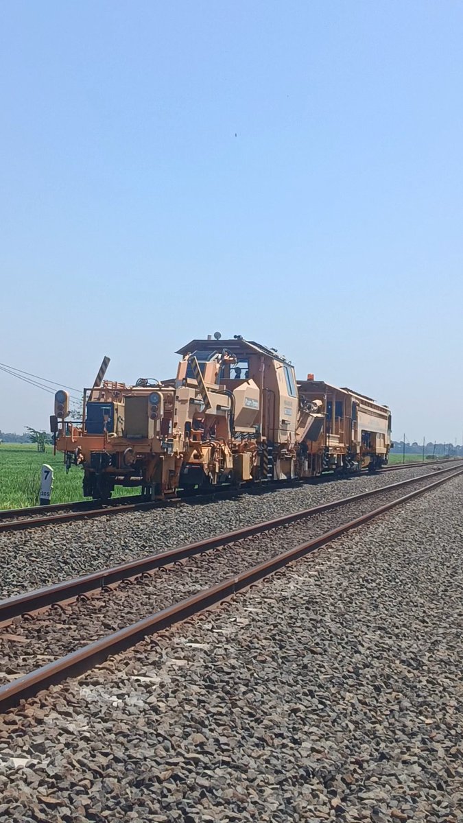 vladsyarif13's tweet photo. KPJR PBR 400U-RS dan MTT Duomatic 09-32 CSM Plasser ketika melewati Desa Slangit, Cirebon.
📸: vladsyarif (IG)
#keretaapi
#trainphotography
#streetphotography
#photography
#train
#instagram
#railwayphotography
#fotosepur https://t.co/S4pEBzuqhv
