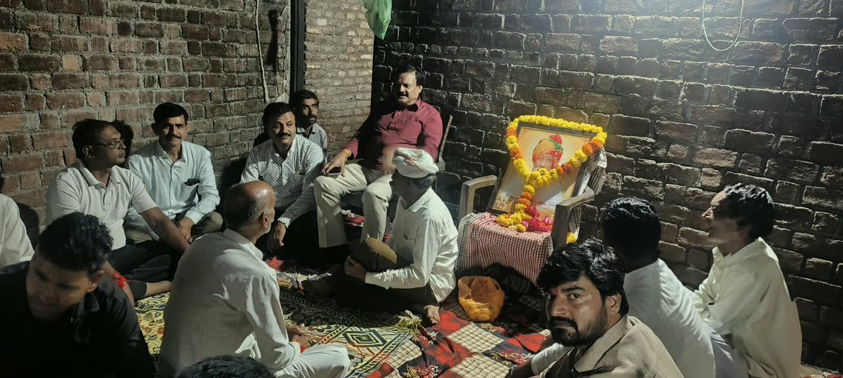 sajjanvermaINC's tweet photo. सोनकच्छ के ग्राम डेहरिया में श्री चंदरसिंह के भाई स्व श्री फूलसिंह सेंधव जी के देहान्त पर उनके घर पहुंचकर श्रद्धांजलि अर्पित की तथा परिजनों से संवेदनाएं व्यक्त की। https://t.co/dKmZeJIdOD