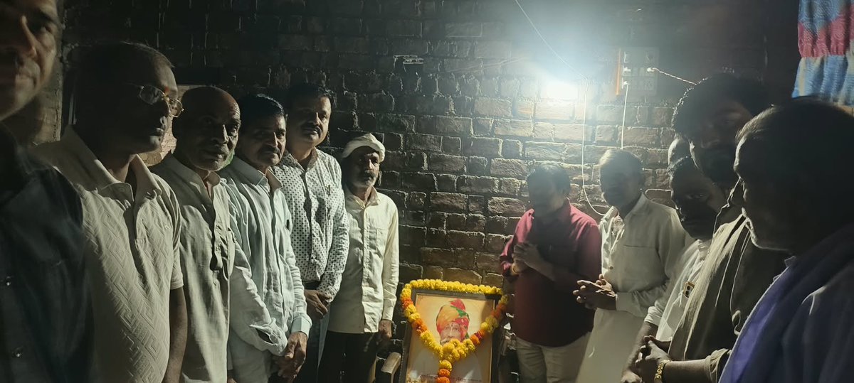 sajjanvermaINC's tweet photo. सोनकच्छ के ग्राम डेहरिया में श्री चंदरसिंह के भाई स्व श्री फूलसिंह सेंधव जी के देहान्त पर उनके घर पहुंचकर श्रद्धांजलि अर्पित की तथा परिजनों से संवेदनाएं व्यक्त की। https://t.co/dKmZeJIdOD
