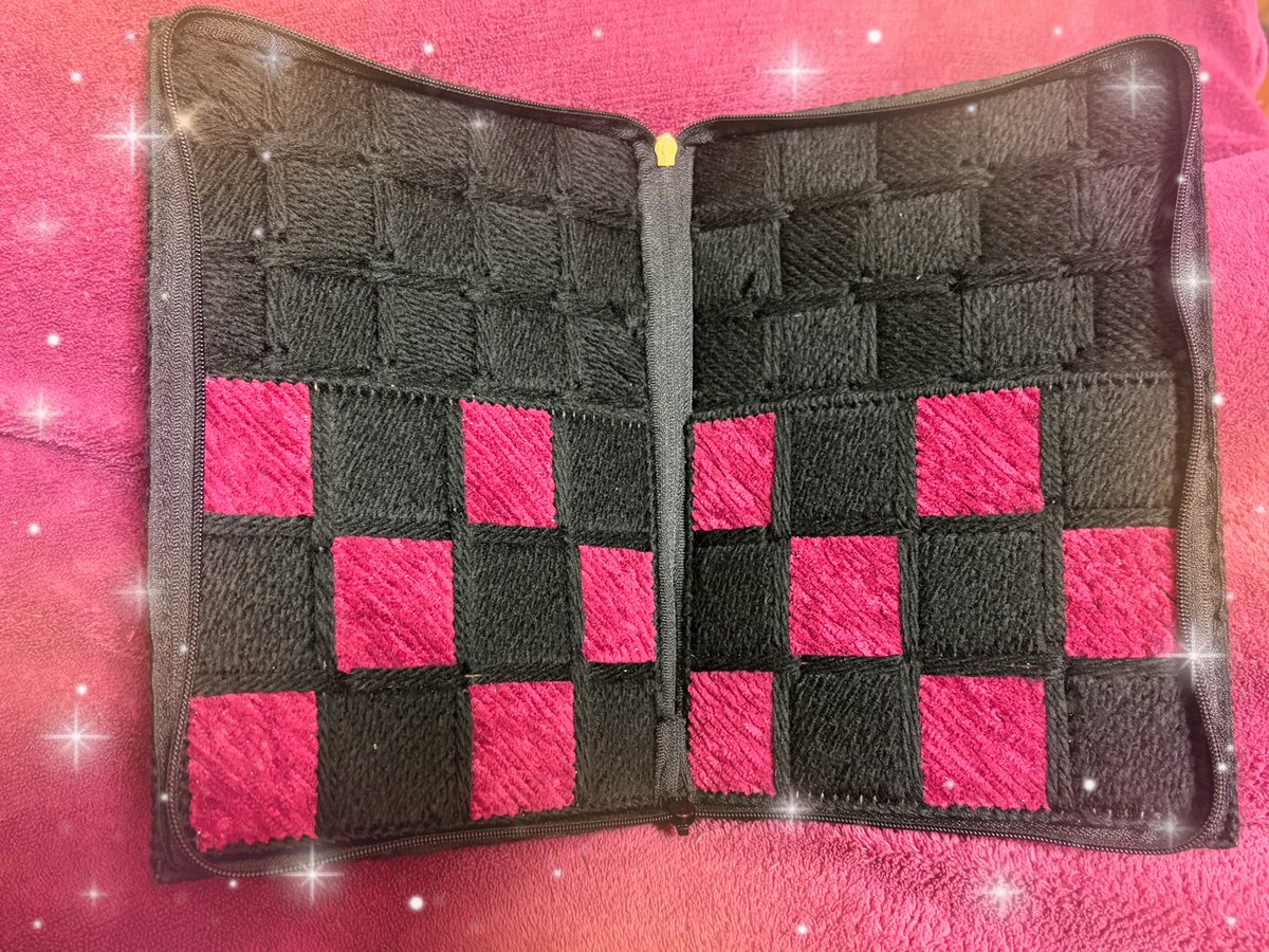 moontherose's tweet photo. スキマ時間に少しずつ作っていたチケットフォルダーがやっと完成✨️
最初の図案と違って、留め具からファスナーにしたり模様の編みつけ変えたりと2転3転したけど、仕上がり満足な出来で嬉しい☺️
これでまた新しいデザイン作れる！
ちょっとの成長だけど良かった♡
 #夢工房
 #クラフト鞄 https://t.co/ZzF0xfMIGJ