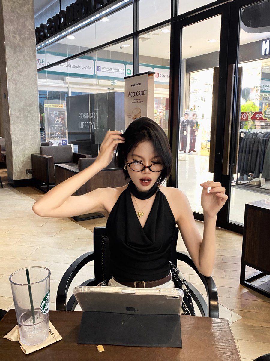 march1am's tweet photo. ลูกค้าบอกอยากพาไปกินเหล้าด้วย🫱🏼‍🫲🏿🤓 https://t.co/8iLBBiLgCx