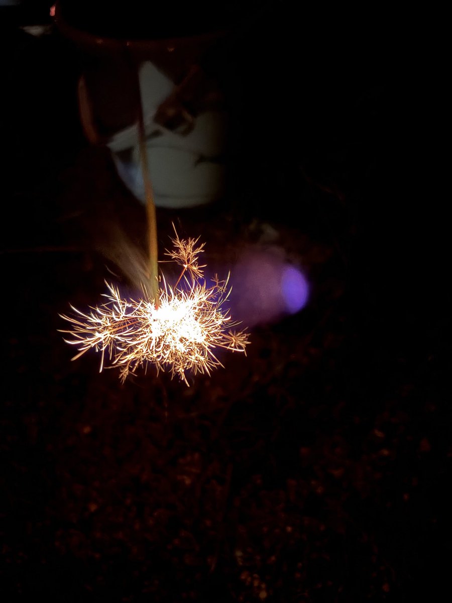 Kyou_games's tweet photo. 何年ぶりか分からない花火🎇 https://t.co/eJTO22dceB