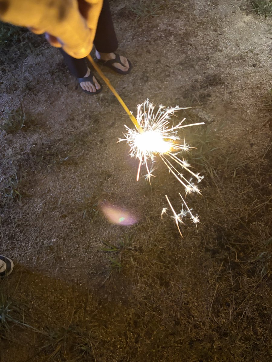 Kyou_games's tweet photo. 何年ぶりか分からない花火🎇 https://t.co/eJTO22dceB