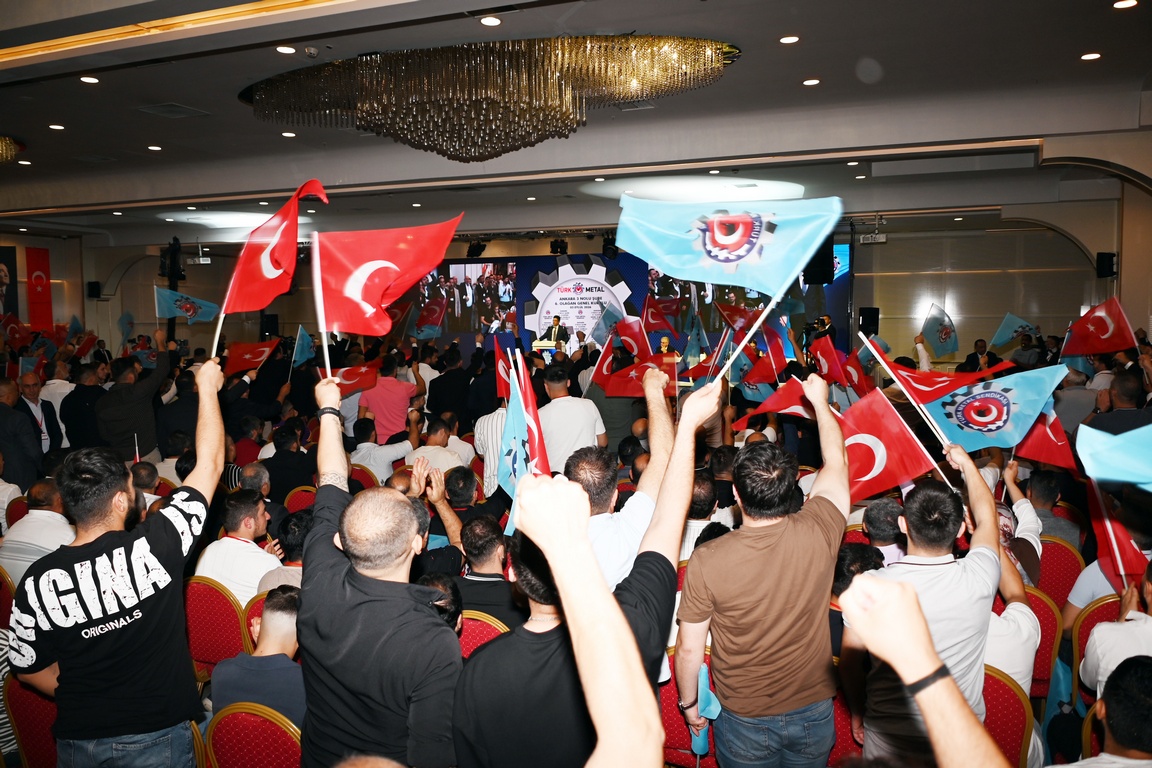 TurkMetalSen's tweet photo. Ankara 3 Nolu Şubemizin 6. Olağan Genel Kurulunu, Genel Başkanımız Sayın Uysal Altundağ’ın katılımıyla, üyelerimizin coşkulu sloganları eşliğinde gerçekleştirdik. Birlik ve dayanışmanın en güzel örneklerinden birinin sergilendiği Genel Kurulun açılışında delegelerimize ve salonu dolduran üyelerimize hitap eden Genel Başkanımız, Sendikamızın yürüttüğü çalışmalar ve hayata geçirdiği projeler hakkında açıklamalarda bulundu.

Haberin detayları için: https://t.co/U37uLQCfDH