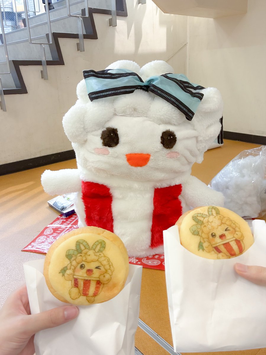 issyochanyasan's tweet photo. 週刊ムービルの作業日でした🍿🪡
写真撮ってくださる方もいて嬉しかったです☺️

ムビィのクリームパンいただきました！
あまくて優しいカスタード入りでした🤍
販売もしているみたいなのでお土産にぜひ！ https://t.co/WUk1v2M2OQ