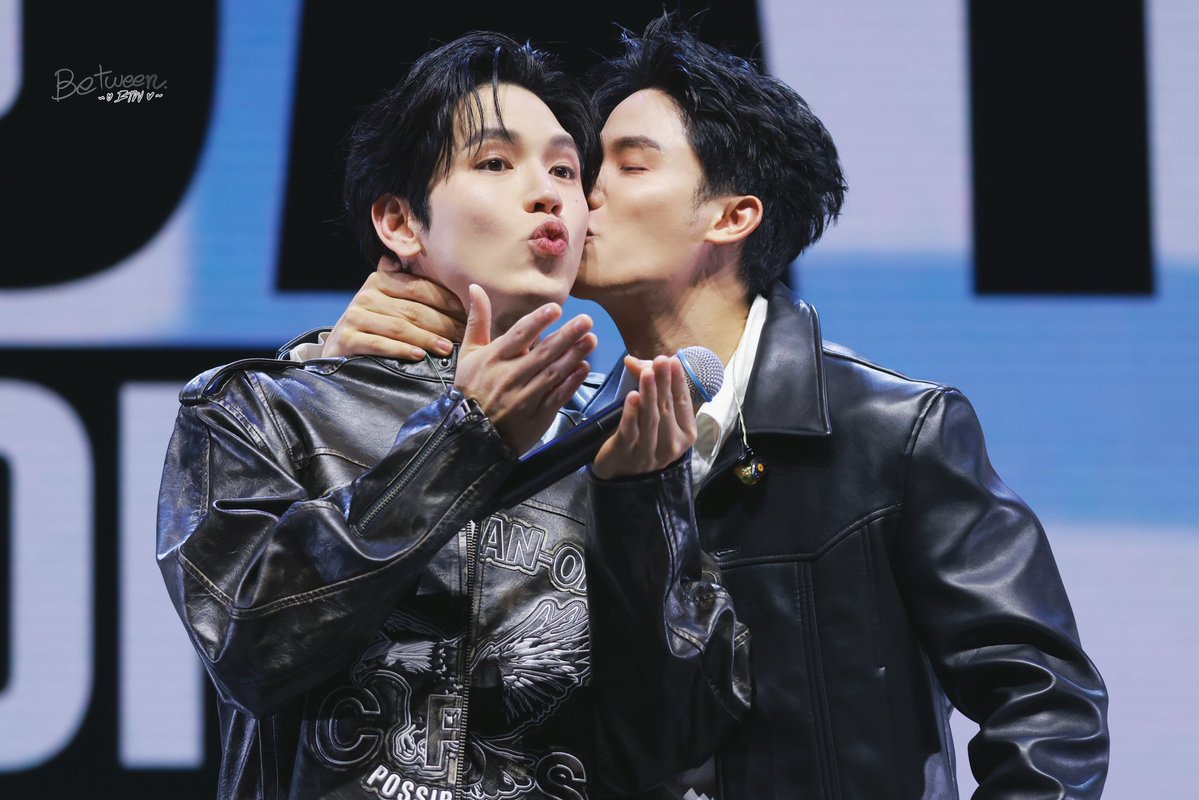betweenTayNew's tweet photo. เตนิวทำดีมากกกกกก
@Tawan_V @new_thitipoom

POLCA FAMILY IN SG

#TayNewPolcasanXFanday32SG
#tawan_V #Newwiee #Taynew #เตนิว https://t.co/acKYTkU6SK