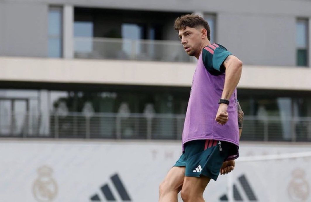 MarioHurtadoRM's tweet photo. Fede Valverde es esto:

- Se negó a calentar cuando se lo mandó Xabi Alonso.

- Se negó a jugar de lateral cuando Xabi Alonso se lo decía.

- Su mujer filtra todo lo que le sale del nabo.

- Su mujer en twitter critica desde su cuenta a cualquier entrenador que no le come el nabo.

- Se cargó a Xabi Alonso.

- Tchouameni le dio una buena porque no paraba de hacerle entradas en un entrenamiento y gente del vestuario diciendo mucho ha tardado en llevarse una.

- Se cargó a Bielsa entrenador de Uruguay.

- Su juego se basa en correr como un pollo sin cabeza, no sabe ni posicionarse, tiene menos calidad con el balón que un sapo y encima tiene los huevos de decir que no nació para ser lateral.

- Y esta temporada es el capitán del Real Madrid, que dios nos pille confesados.