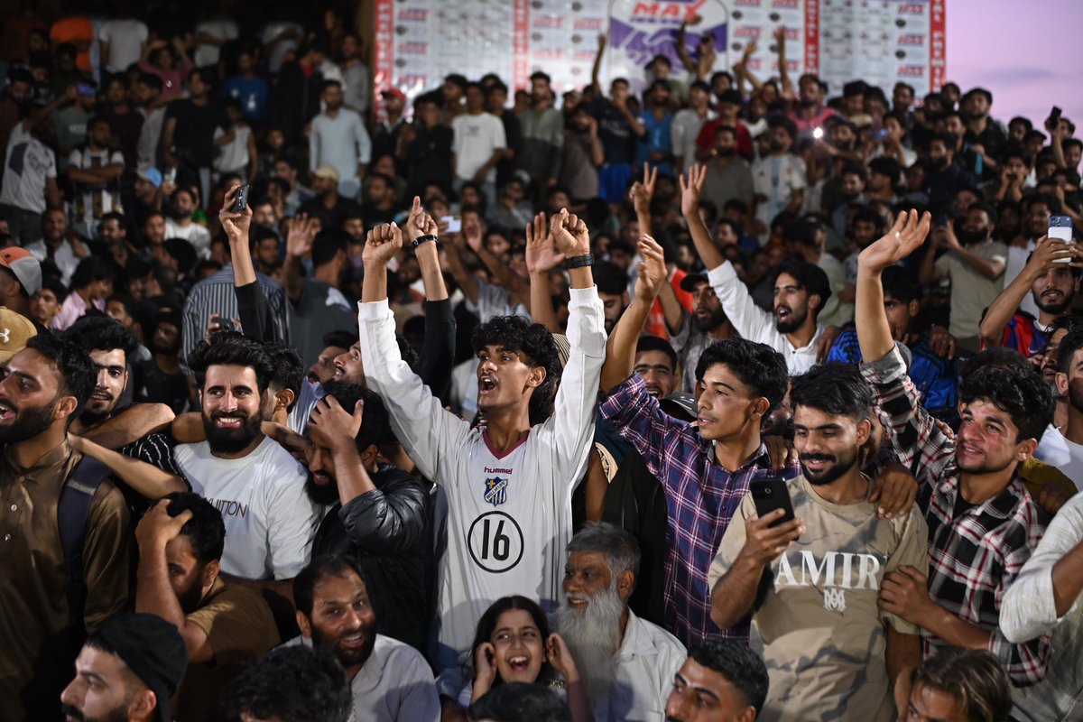 PulwamaOnside's tweet photo. 40,000+ hearts beating as one.

@JKSportsCouncil @Sports @diprjk 
@OfficeOfLGJandK @PMOIndia https://t.co/WpbcMb09SE
