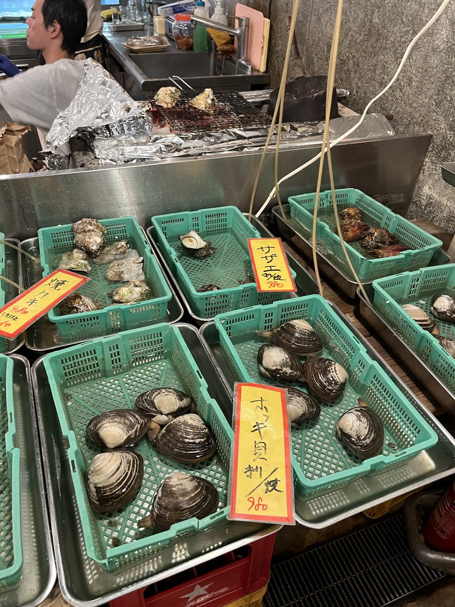 tousi02's tweet photo. 二件目は変わり映えなくて恐縮ですが前回も投稿した、魚屋が経営する立ち飲み屋、「ぼてふり」で赤星と　炭火焼きの焼き牡蠣ををつまみながら神保町から水道橋駅方面まで歩いて流れていきました。 https://t.co/djnw4IQ8DB