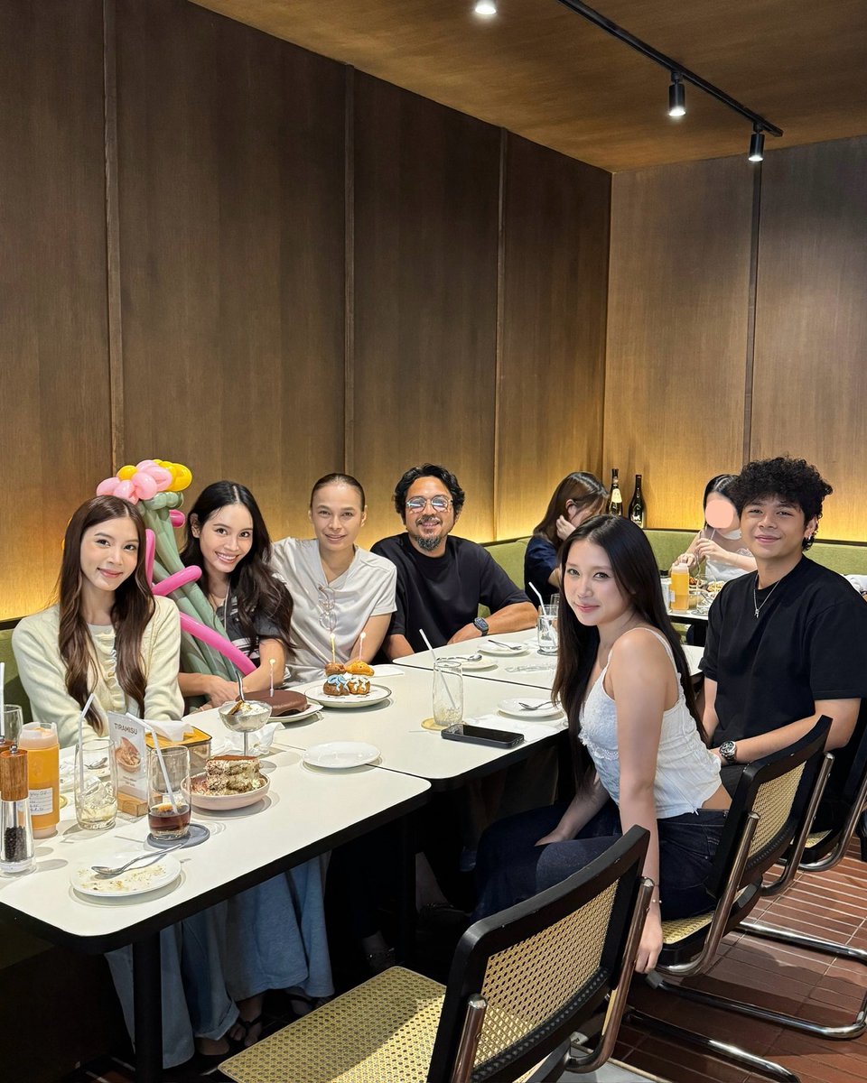Pimjirajlr's tweet photo. Hap hap อีกรอบ🎂🩷 thank you นะค้า ��จ้าจิ๋ว @pineare 🤏🏻🫶🏻 #pimjipineare https://t.co/8efMWYzaS4