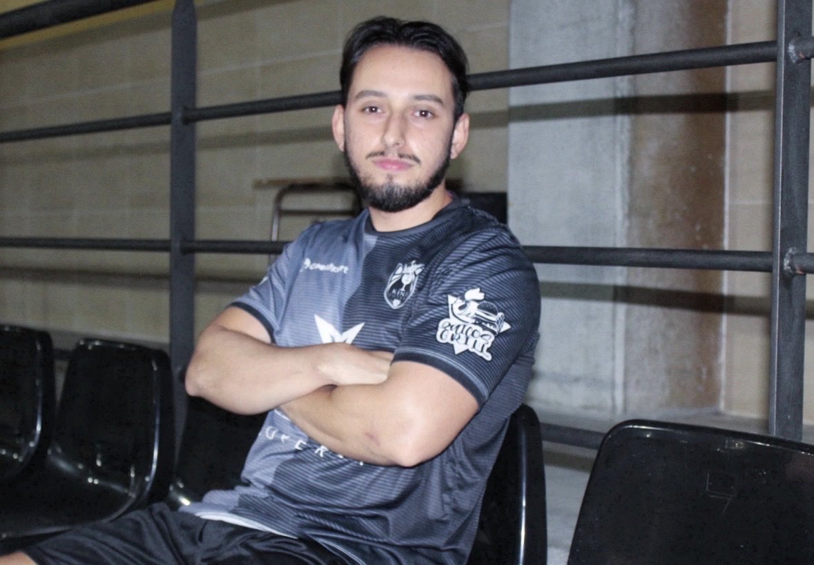 Kinafutsal's tweet photo. 𝗖𝗢𝗠𝗨𝗡𝗜𝗖𝗔𝗗𝗢 𝗢𝗙𝗜𝗖𝗜𝗔𝗟 

 🤝🏻✍🏼 Saúl, nuestro primer fichaje de esta temporada 2026/27. 
Estamos deseando verte defender esta camiseta 🖤🔥

¡Vamos a por una gran temporada! https://t.co/FHIU4l8NY6