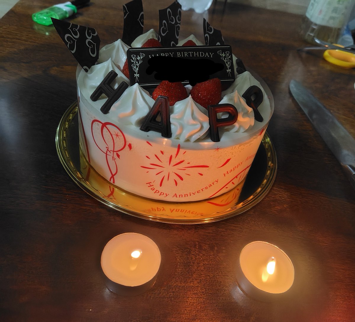 amagami4071's tweet photo. 昨日誕生日だった私の為に家族が誕生日の祝いしてくれた(⁠・⁠∀⁠・⁠)

んでピザハットでピザとポテト頼んだらポテトが忘れられ…

店で頼んだケーキはロウソク忘れられ…

仕方なく家のティーキャンドルで火をつけたら見た目

＼　　　　儀式　召喚　　　／ https://t.co/4nqU4X3zC0
