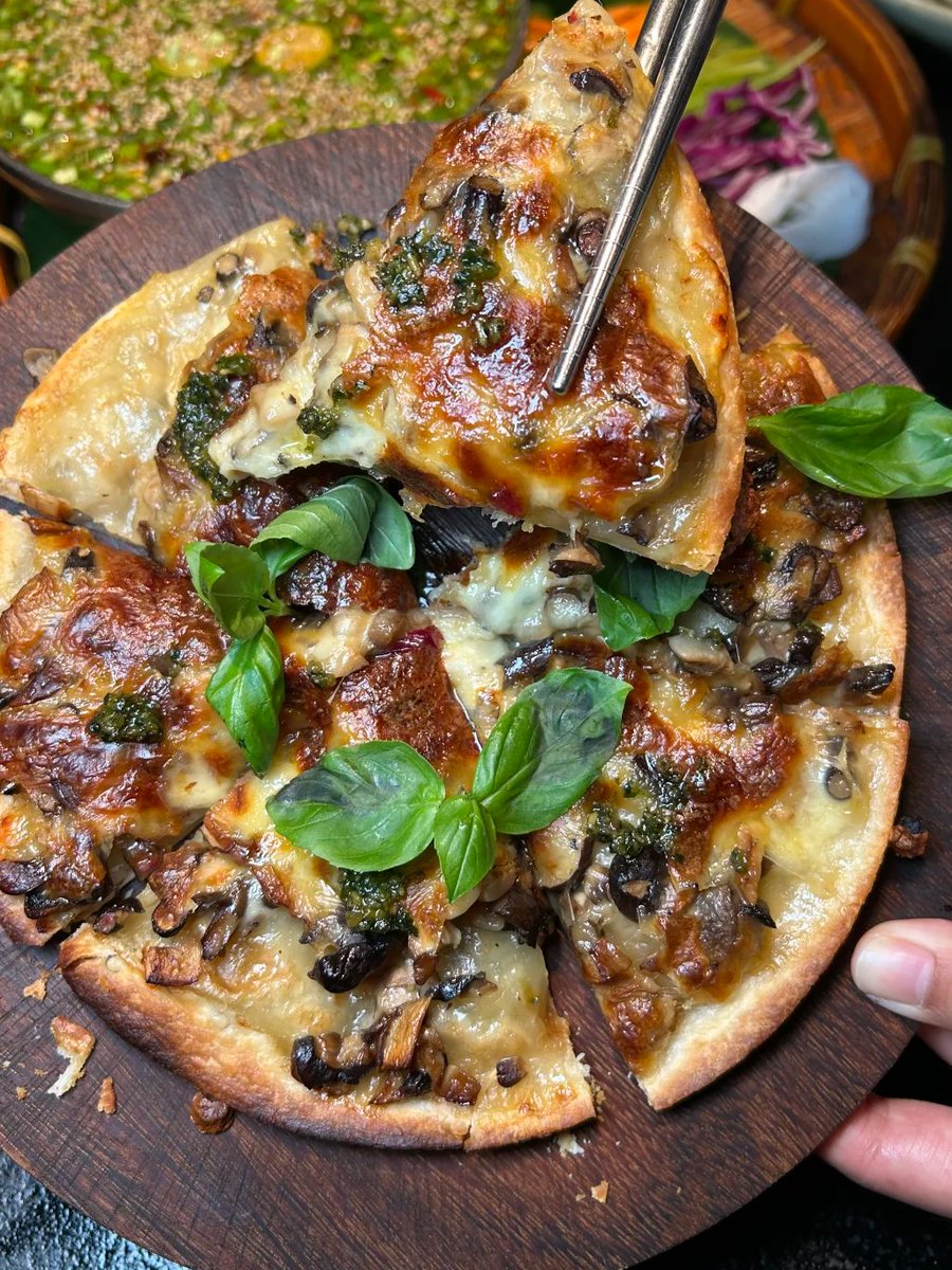 dn18279311's tweet photo. A feast full of flavour. Vibrant assorted dishes paired with aromatic mushroom pizza. Good food is the best way to enjoy a lovely night.
#FoodFeast #DinnerTime #FoodLovers https://t.co/CqkYWcLAoq