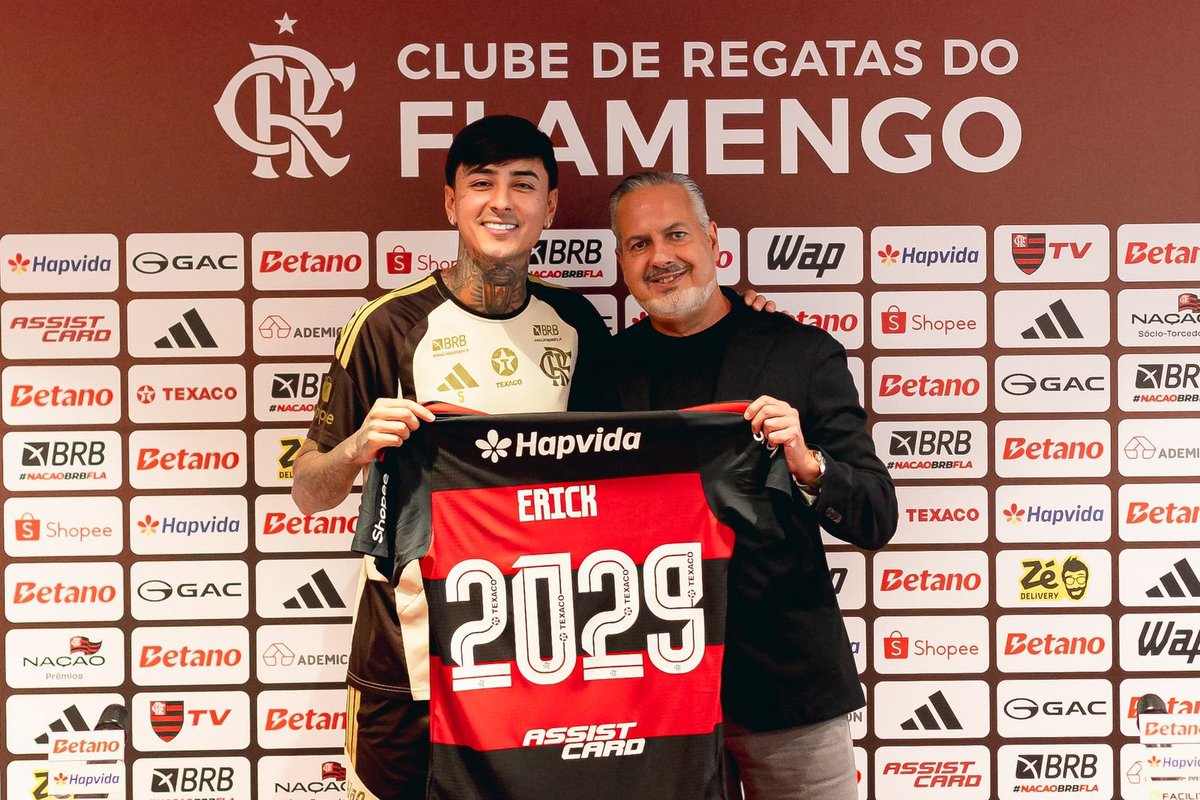 futtmais's tweet photo. 🚨 Erick Pulgar recusou o maior contrato da sua vida para renovar com o Flamengo.

Shabab Al-Ahli e Al-Jazira estavam interessados na contratação do chileno e ofereceram salários astronômicos, já que não têm grandes preocupações com impostos no país.

Era considerada uma quantia impossível de o Flamengo sequer chegar perto, mas José Boto ofereceu mais um ano de contrato do que o previsto inicialmente, até 2029, para convencer o chileno a ficar.

O dinheiro não falou mais alto, e Pulgar aceitou a proposta do Flamengo. O desejo do volante é consagrar sua passagem pelo clube, assim como Bruno Henrique e Arrascaeta.

A multa rescisória no novo contrato é de US$ 10 milhões (cerca de R$ 50 milhões).

🗞️ @geglobo 
📸 Adriano Fontes/Flamengo