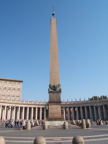 antigua_roma's tweet photo. #SabíasQue El llamado circo de Calígula o Nerón se encontraba en el Ager Vaticanus, en la zona que hoy ocupa la Basílica de San Pedro. El obelisco que se encuentra en el centro de la plaza formaba parte de la decoración de la spina central. https://t.co/CuJcmcrIKj