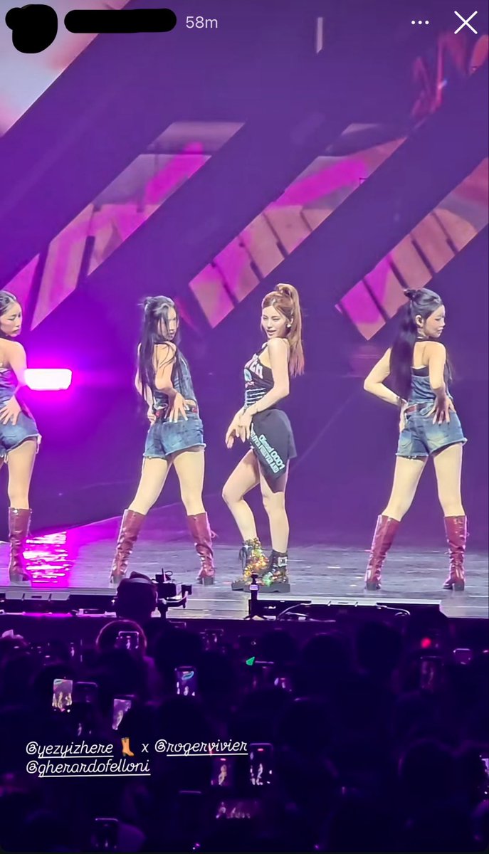yeji_midzyfury's tweet photo. ROGER VIVIER KOREAN PR TEAM AND MARKETING MANAGER WAS AT ITZY TAIEPI CONCERT TODAY TO SUPPORT THIER PRINCESS YEJI 🥹 https://t.co/l4VOhbAA66