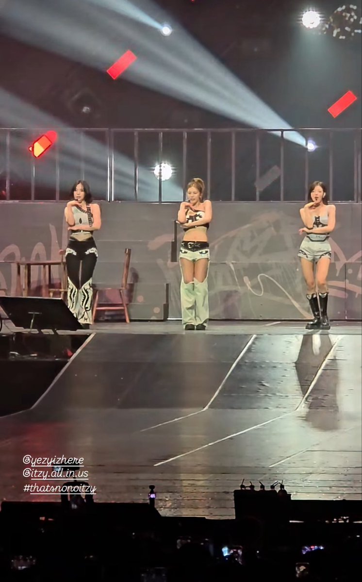 yeji_midzyfury's tweet photo. ROGER VIVIER KOREAN PR TEAM AND MARKETING MANAGER WAS AT ITZY TAIEPI CONCERT TODAY TO SUPPORT THIER PRINCESS YEJI 🥹 https://t.co/l4VOhbAA66