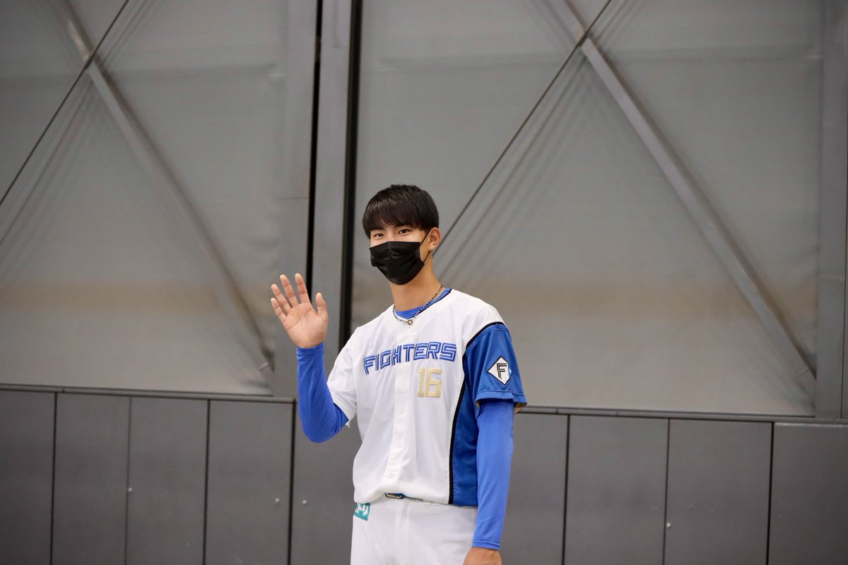 __sk128's tweet photo. 黒髪の達探してたら懐かしいの出てきた
黒マスクだから余計にKポ感満載

2022/11/23 📍札幌ドーム

#達孝太　#lovefighters https://t.co/GJcLs2Oiaz