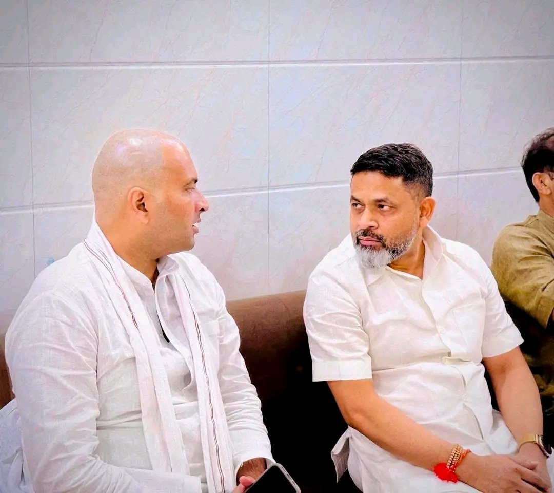 kushsharma_adv's tweet photo. भावपूर्ण श्रद्धांजलि एवं शोक संवेदना :-

पूर्व प्रदेश महामंत्री भाजपा, पूर्व प्रदेश अध्यक्ष भाजयुमो एवं मा•सदस्य विधान परिषद आदरणीय Subhash Yaduvansh जी ने पूज्य पिताजी के स्वर्गवास उपरांत उनके चित्र पर श्रद्धासुमन अर्पित कर अपनी शोक संवेदनाएं व्यक्त कीं।

॥ॐ शांति॥🙏 https://t.co/QogzgitYzS