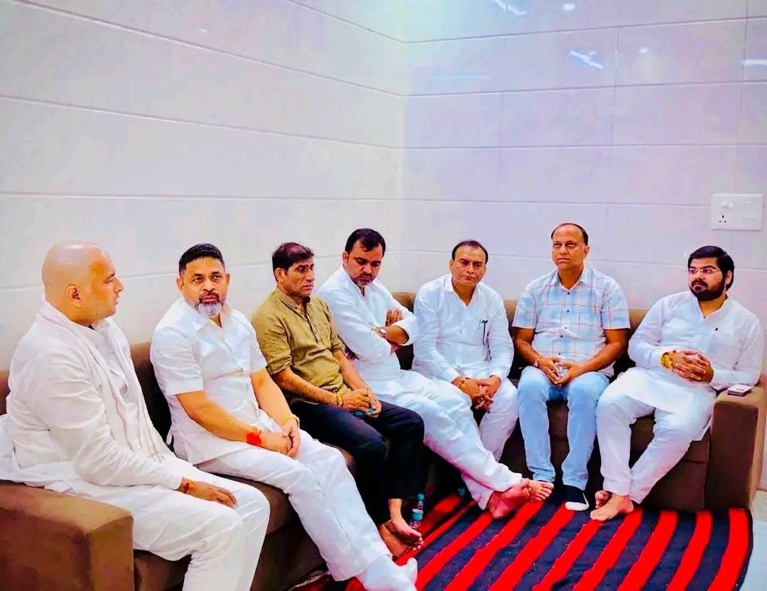 kushsharma_adv's tweet photo. भावपूर्ण श्रद्धांजलि एवं शोक संवेदना :-

पूर्व प्रदेश महामंत्री भाजपा, पूर्व प्रदेश अध्यक्ष भाजयुमो एवं मा•सदस्य विधान परिषद आदरणीय Subhash Yaduvansh जी ने पूज्य पिताजी के स्वर्गवास उपरांत उनके चित्र पर श्रद्धासुमन अर्पित कर अपनी शोक संवेदनाएं व्यक्त कीं।

॥ॐ शांति॥🙏 https://t.co/QogzgitYzS