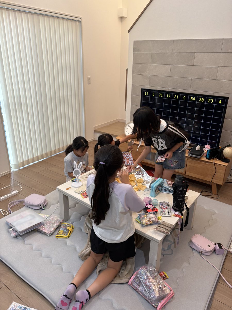 muusun12's tweet photo. 同じクラスの子達とお泊まり会。
めちゃくちゃ楽しんでる♡ https://t.co/DLj9xEVHVB