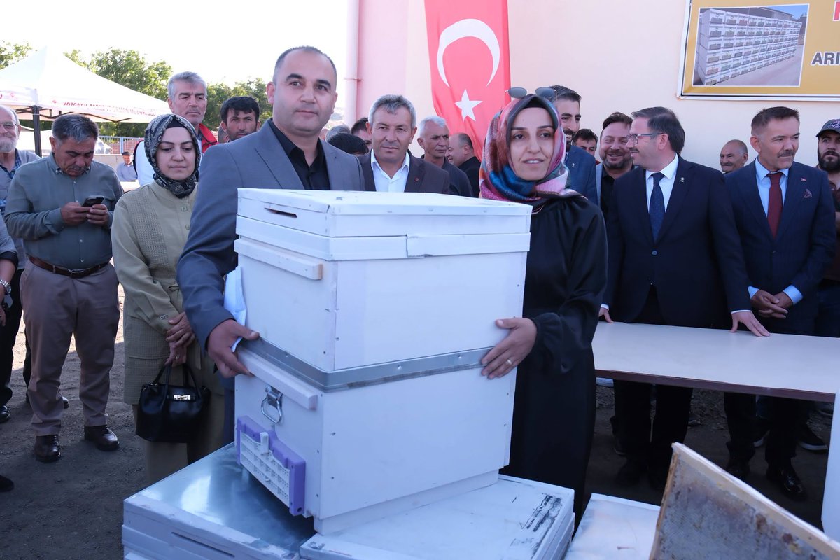 Yozgatozelidare's tweet photo. Arıcılığın geliştirilmesi ve üretim kapasitesinin artırılması amacıyla hayata geçirilen “Yozgat İli Arıcılığı Geliştirme Projesi” kapsamında, İl Özel İdaremizin %50 Hibe desteği sağladığı 100 arıcıya 1.500 adet polen tuzaklı arı kovanı dağıtıldı. https://t.co/iiUsyqK8mh