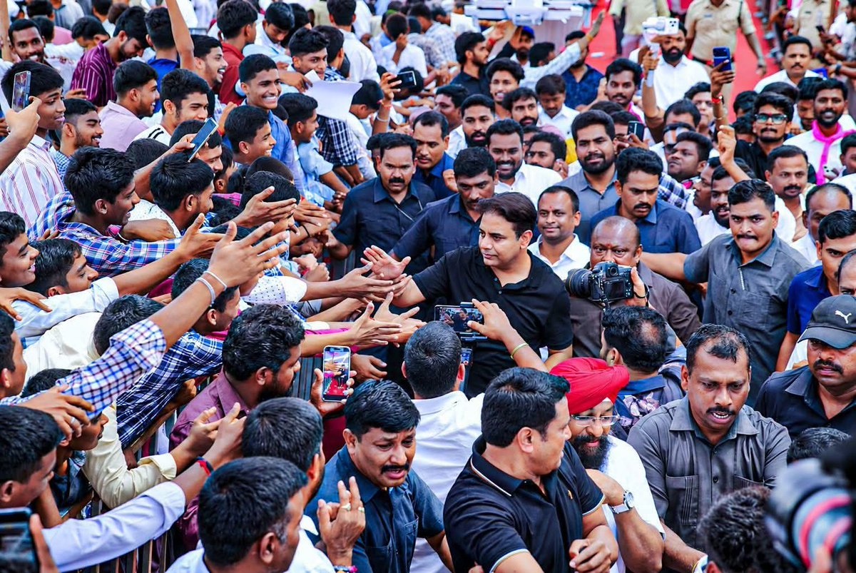 VallamallaK's tweet photo. కరీంనగర్లో విద్యార్థి, యువజన సంగ్రామ సదస్సులో ��దం తొక్కిన యువతతో మన #రామన్న. https://t.co/QwWAooT97Y