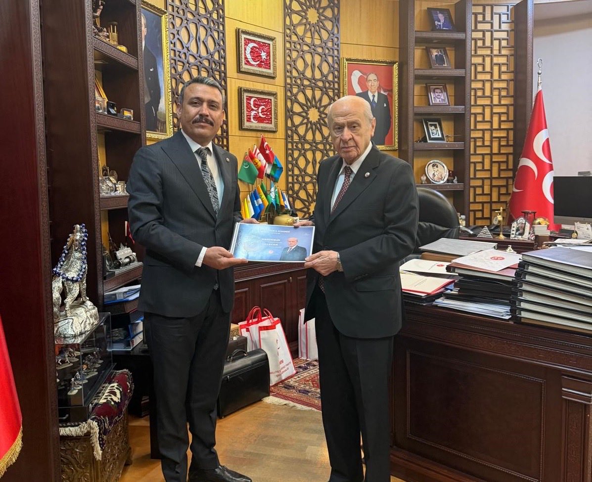 HsnozcoskunMHP's tweet photo. Partimizin Diyarbakır’da bugüne kadar gerçekleştirdiği en coşkulu ve en kalabalık il kongresinin ardından, Bilge Liderimiz Sayın Dr. Devlet Bahçeli Bey’i ziyaret edip elini öperek hayır duasını aldık. https://t.co/T5vD7W40eq