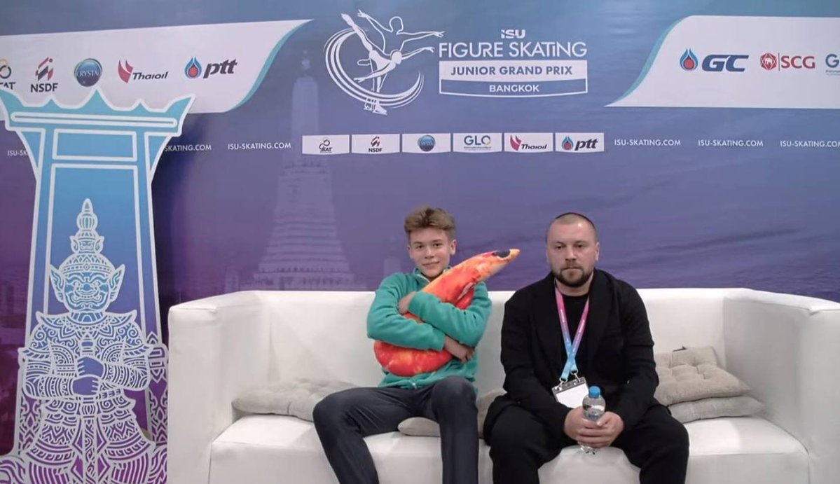 frozenflair's tweet photo. ХАХАХА сидит с креветкой 😭 https://t.co/lAoYVa7IC4