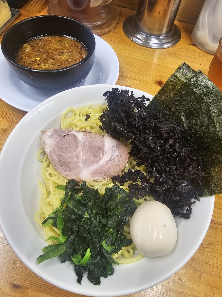 onightssama's tweet photo. 横浜家系ラーメン 武蔵境つばさ家へ。
限定の豚骨つけ麺大盛りにTPで味玉と岩のりを注文❗️
どっしりとした豚骨を軸にされたつけ汁は醤油感はラーメンに比べ強めに効いてて辛味と酸味も負けず劣らずかなり主張しててイイ感じ😋💕
水締めされた中太麺も適度な噛み応えがつけ汁にマッチしてメッチャ美味しい😍👍
岩のりが磯感をググッと上げてくれて最高です😆🎵🎵