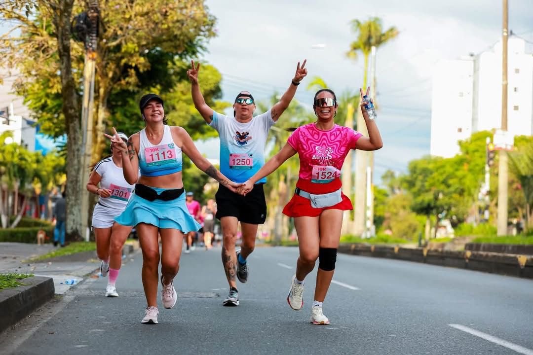 Alcaldiapereira's tweet photo. 🚶‍♂️ Este domingo 6 de septiembre, Pereira vuelve a encontrarse en movimiento con el regreso de la Vía Activa, de 7:00 a.m. a 1:00 p.m., entre la Villa Olímpica y el Parque Olaya Herrera.

🚲 Camina, trota, monta bicicleta o patina y disfruta de una jornada gratuita, segura y para toda la familia, como parte de la reactivación de nuestra ciudad.

🤝🏼 Volvemos a encontrarnos, a movernos y a recuperar la confianza en Pereira.