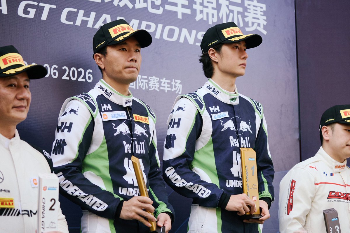 winters__rain's tweet photo. รูปอี้ป๋อบนโพเดี้ยมวันนี้ มียิ้มอ่อนด้วย น่ารักจัง 

#YIBO85 #85RACING 
#WangYibo #หวังอี้ป๋อ https://t.co/m62YEkUePC