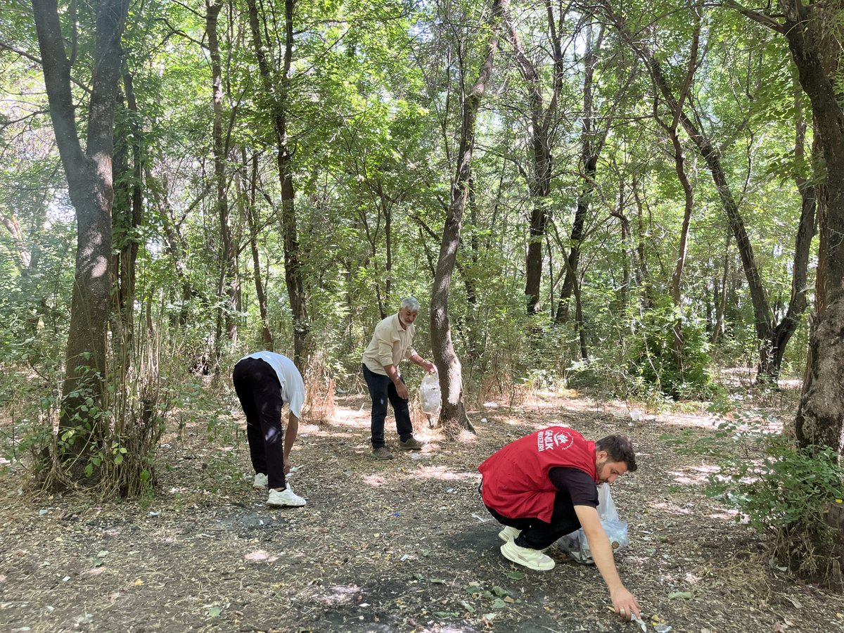 GSB_HaskoyGm's tweet photo. 🌿 Daha Temiz Bir Gelecek İçin El Ele!
Gönüllü gençlerimizle  birlikte çevre temizliği yaparak doğamıza sahip çıktık. 🌱♻️

#gsbgm https://t.co/DqgFDRZo2W
