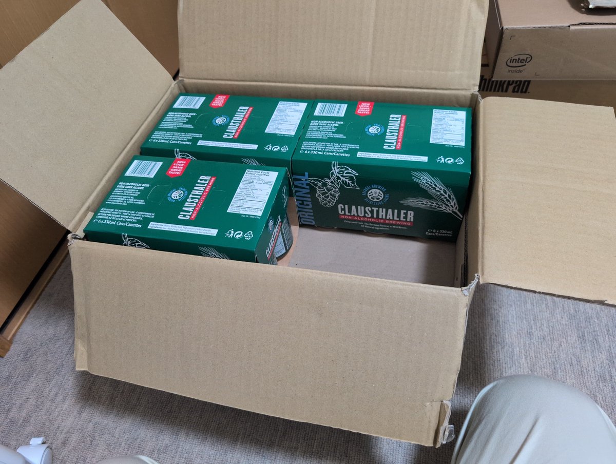 Umanokeniban's tweet photo. ドイツのノンアルを箱買い。1本あたり118円。ビールからアルコール分のみを抜く製法なのでホントに美味しい。
気づいたら今日で断酒55日。

#twitter断酒部　#断酒朝食会
#クラウスターラー　#ヴェリタスブロイ https://t.co/qyfngKI7BR