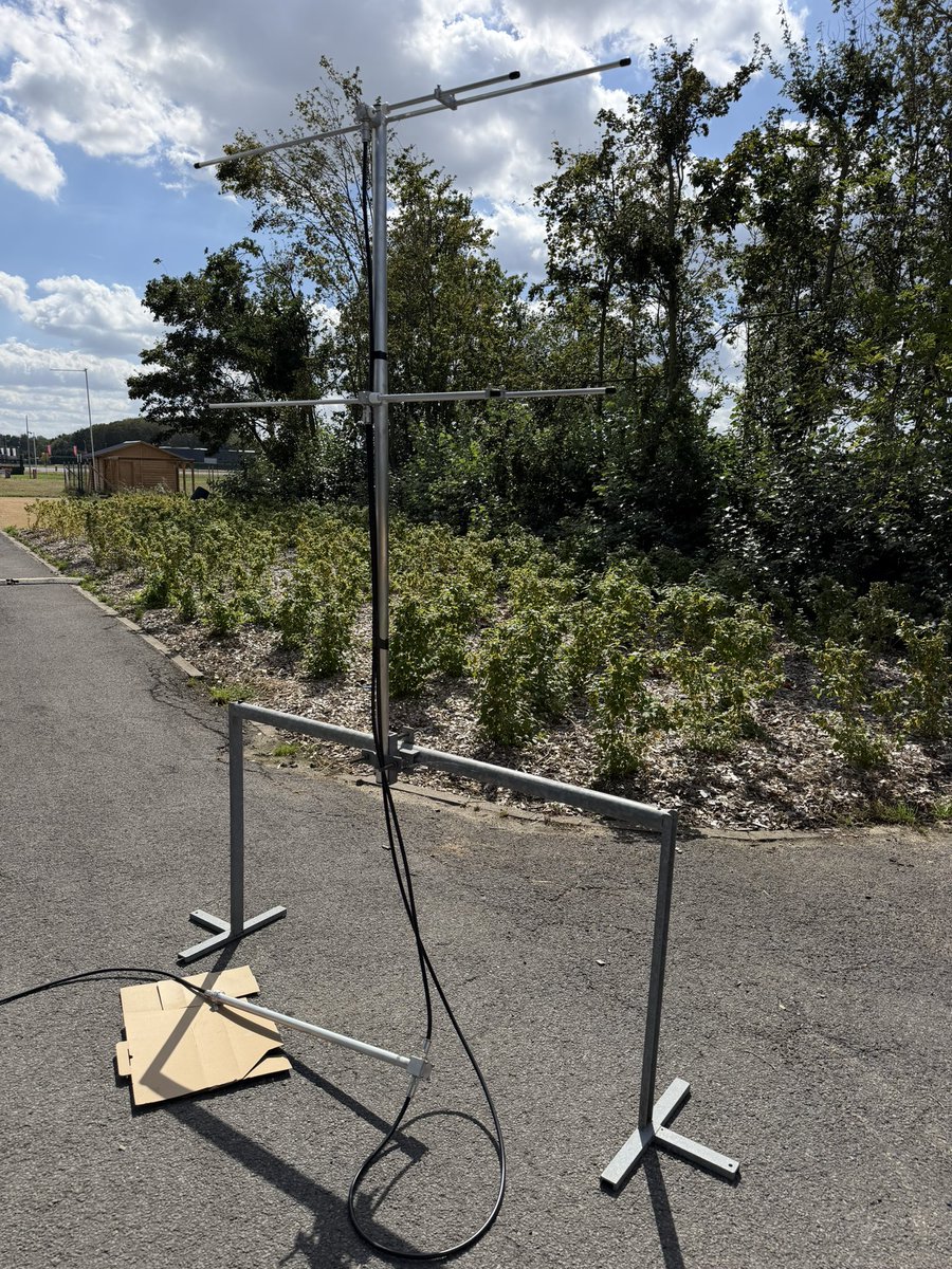 ON4DPX's tweet photo. Made a carioid antenna, well known as a HB9CV antenna among ham radio. It is actually a dual fed dipole antenna with 90 degrees offset between the drivers and 90 degree delay line.
Using a boatanchor R&S ZPV to measure the delay line.
#antenna #rfgeek https://t.co/CdlgG0wLoX