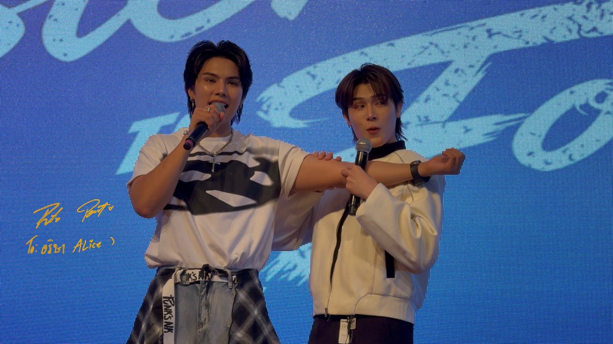 Blblforever's tweet photo. Peat: ooh, that’s a pretty muscular arm🫳💪

@fort_fts @peatwasu
FortPeat Fan Meeting in HK 
#FortPeatHKFM
#FortFTS #Peatwasu #FortPeat https://t.co/b6Y7bSkZ2a