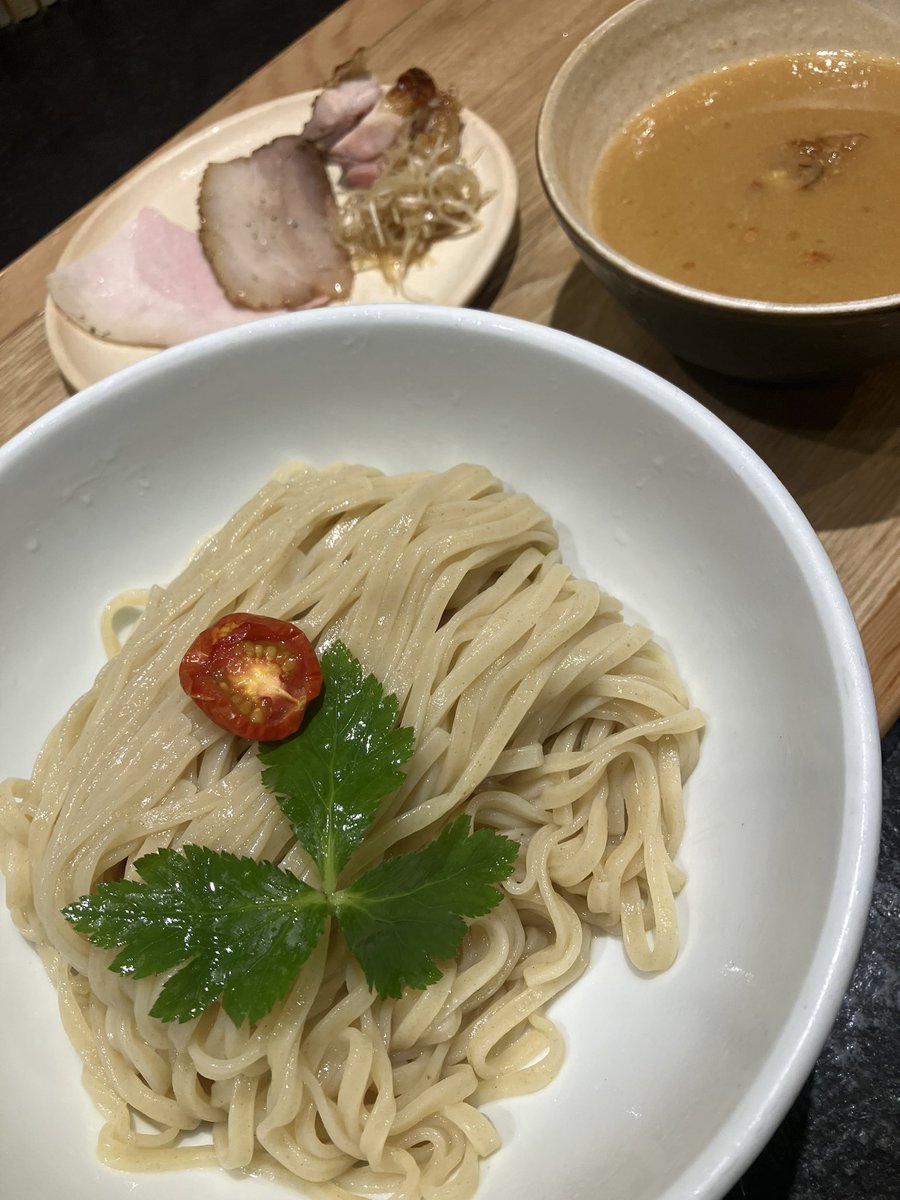 HARAMI1997's tweet photo. なにわ麺次郎 雅「極濃高坂焦がし味噌つけ麺」高坂鶏と新生姜の鶏油ごはん。焦がし味噌は意外にまろやかだが鶏の味わいがブーストされめっちゃ濃厚❗️7分つけぐらいが丁度良くウンマーイ😍😍+ﾟ｡*(*´∀｀*)*｡ﾟ+ 締めご飯が超美味しくドボンしたがそのまま全部食べれば良かった。 https://t.co/YNryQ9TGdB