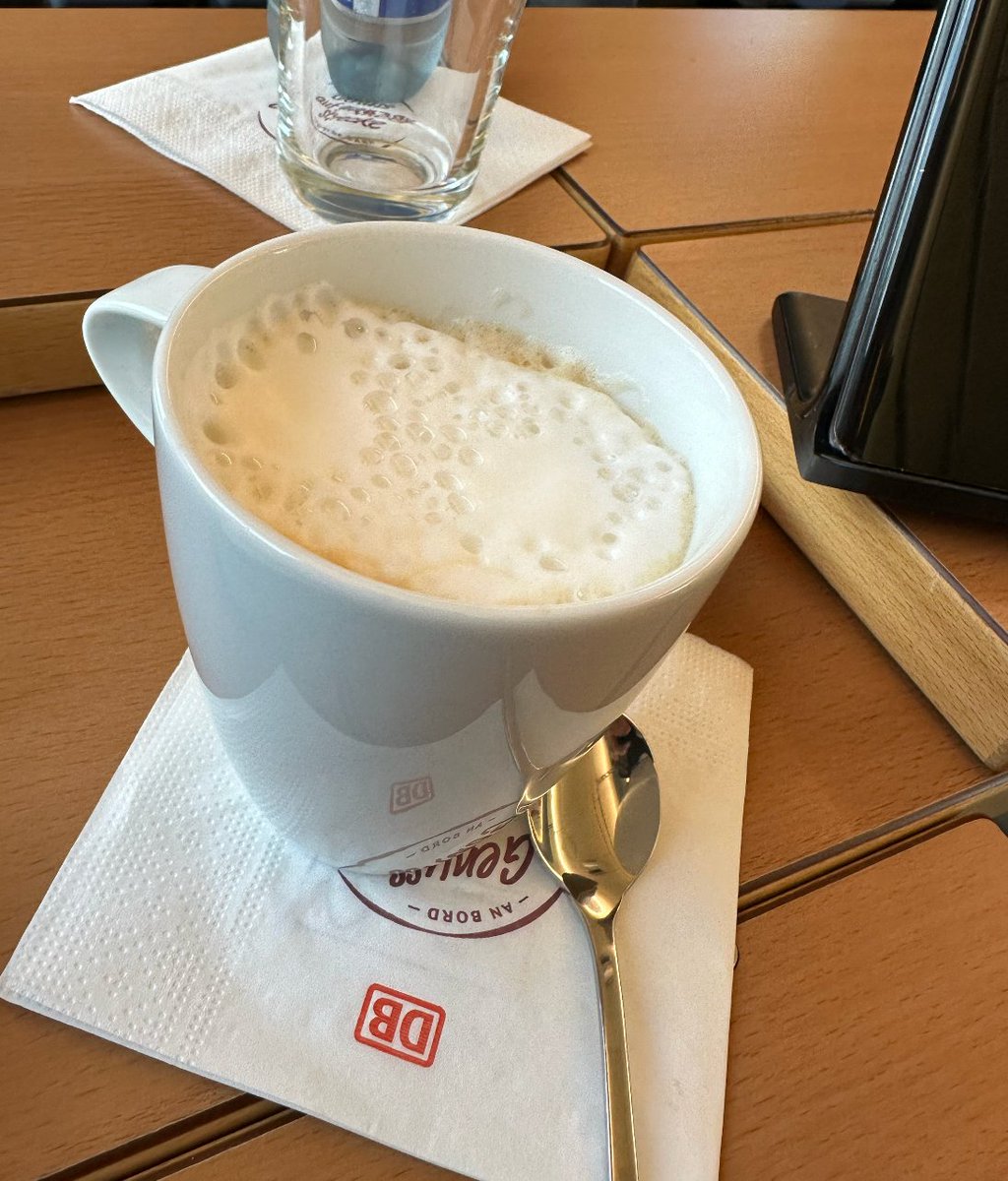 MitAktien's tweet photo. Kein Spaß: Warum gibt es aktuell im ICE nur kleinen Cappuccino? Antwort: "Wir haben nur 3 Liter Milch an Bord, müssen es aufteilen unter den Gästen!" 
Sozialismus ist Alltag geworden. https://t.co/geO1vg8sOv