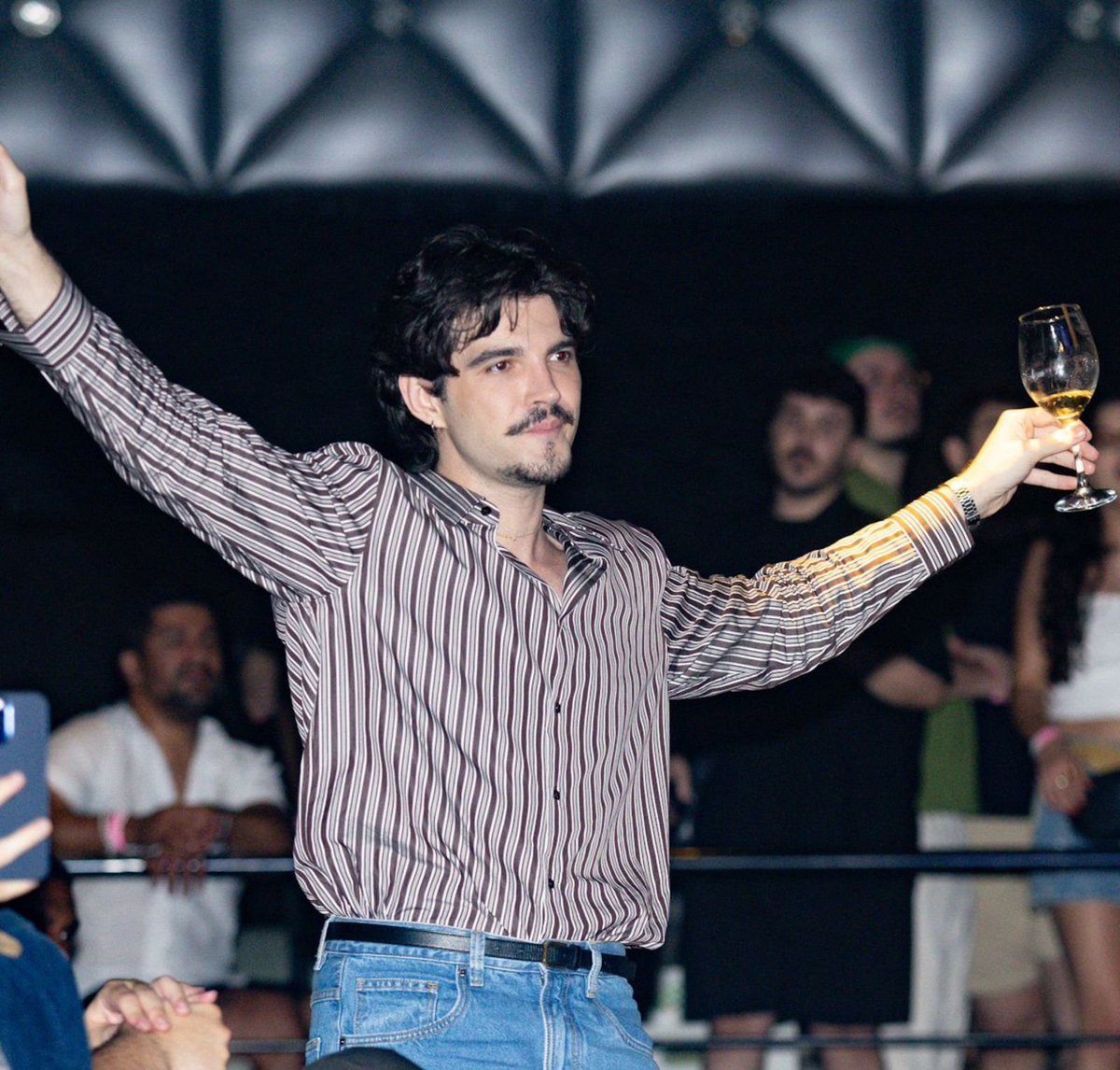 teamjao's tweet photo. As vezes tudo o que a gente precisa é de um vinhozinho e da Marina Sena 🍷

📸: lucastamosphoto https://t.co/BH8f4YO37X