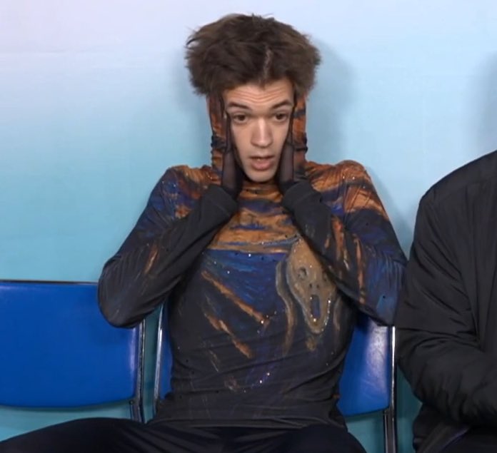 delayed3A's tweet photo. dying at him doing the exact same expression as his costume https://t.co/GpgeOCwitX