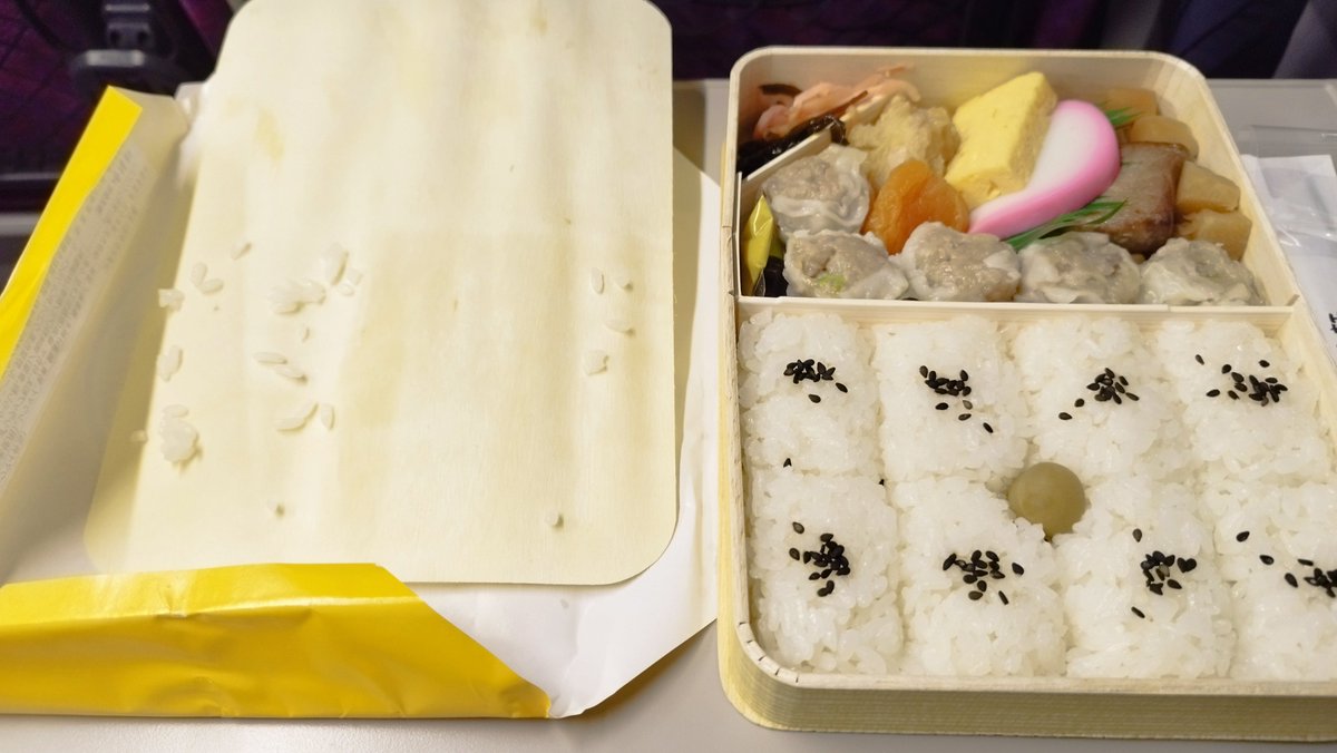 ocutec's tweet photo. 先日横浜から我孫子への移動。久々に崎陽軒のシウマイ弁当を食べたいと思っていたので横浜駅の中央通路の売店でゲット。グリーン車で頂きました（実際には常磐線方面の新橋乗り換え後に）。実に１５年ぶりぐらいかと。おいしかったです。蓋の裏のご飯粒ももちろん食べました。杏は最後に食べる派です。 https://t.co/abcCYSlLOK