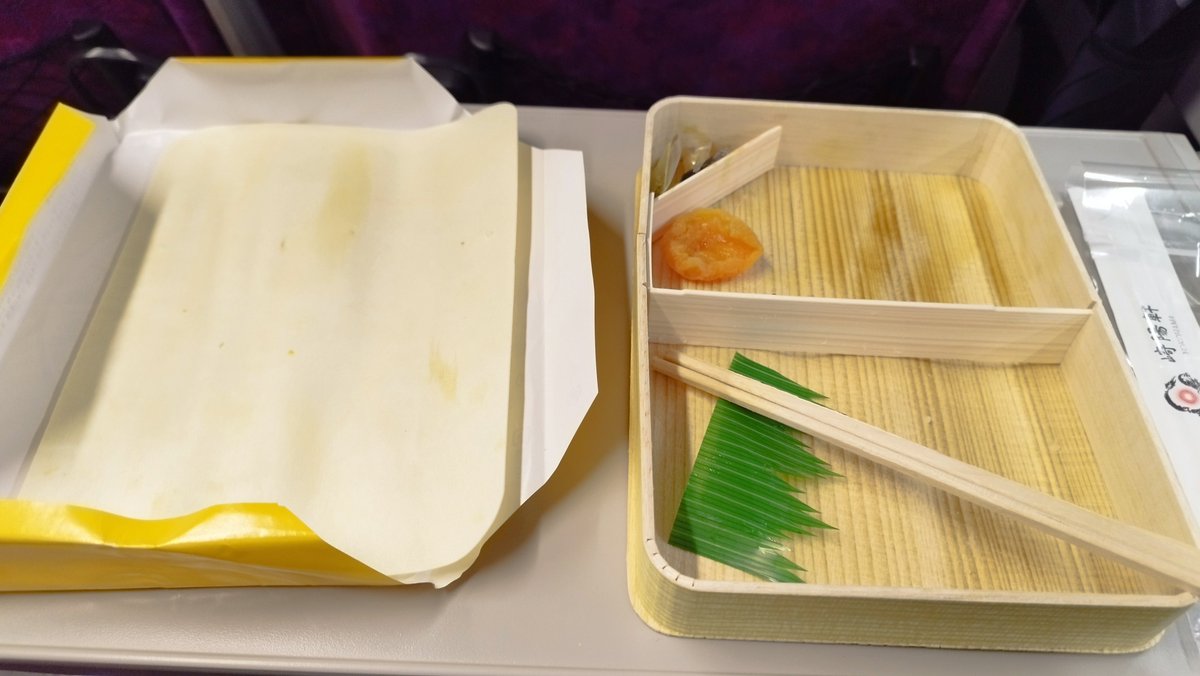 ocutec's tweet photo. 先日横浜から我孫子への移動。久々に崎陽軒のシウマイ弁当を食べたいと思っていたので横浜駅の中央通路の売店でゲット。グリーン車で頂きました（実際には常磐線方面の新橋乗り換え後に）。実に１５年ぶりぐらいかと。おいしかったです。蓋の裏のご飯粒ももちろん食べました。杏は最後に食べる派です。 https://t.co/abcCYSlLOK