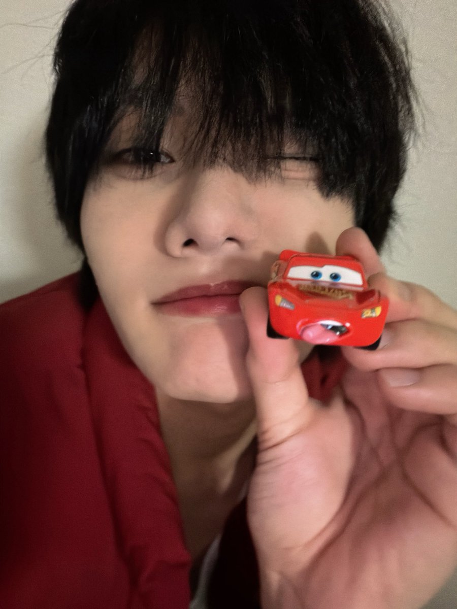 aoen_members's tweet photo. 今日9月5日は僕の始まりでありNo. 1ロールモデルのライトニング・マックィーンDAYです！
僕が人生で1番影響を受けており今もこれからも大好きなマックィーン❤️おめでとう！

そしてカーズ20周年おめでとうございます🎉
これからも大好きなカーズを沢山見ます！

僕たちは明日9月6日から47都道府県ツアー後半戦が始まるので蝶のように舞います！

「集中、スピード、僕は速い！」

実は僕が足が速いのもマックィーンのおかげなんです🥴

マックィーン大好き❤️

#カーズ #ライトニングマックィーンデイ
#aoen #アオエン #雅久 #GAKU